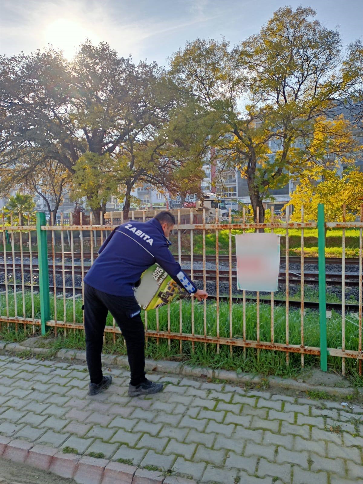 Germencik’te izinsiz afişlere zabıta müdahalesi