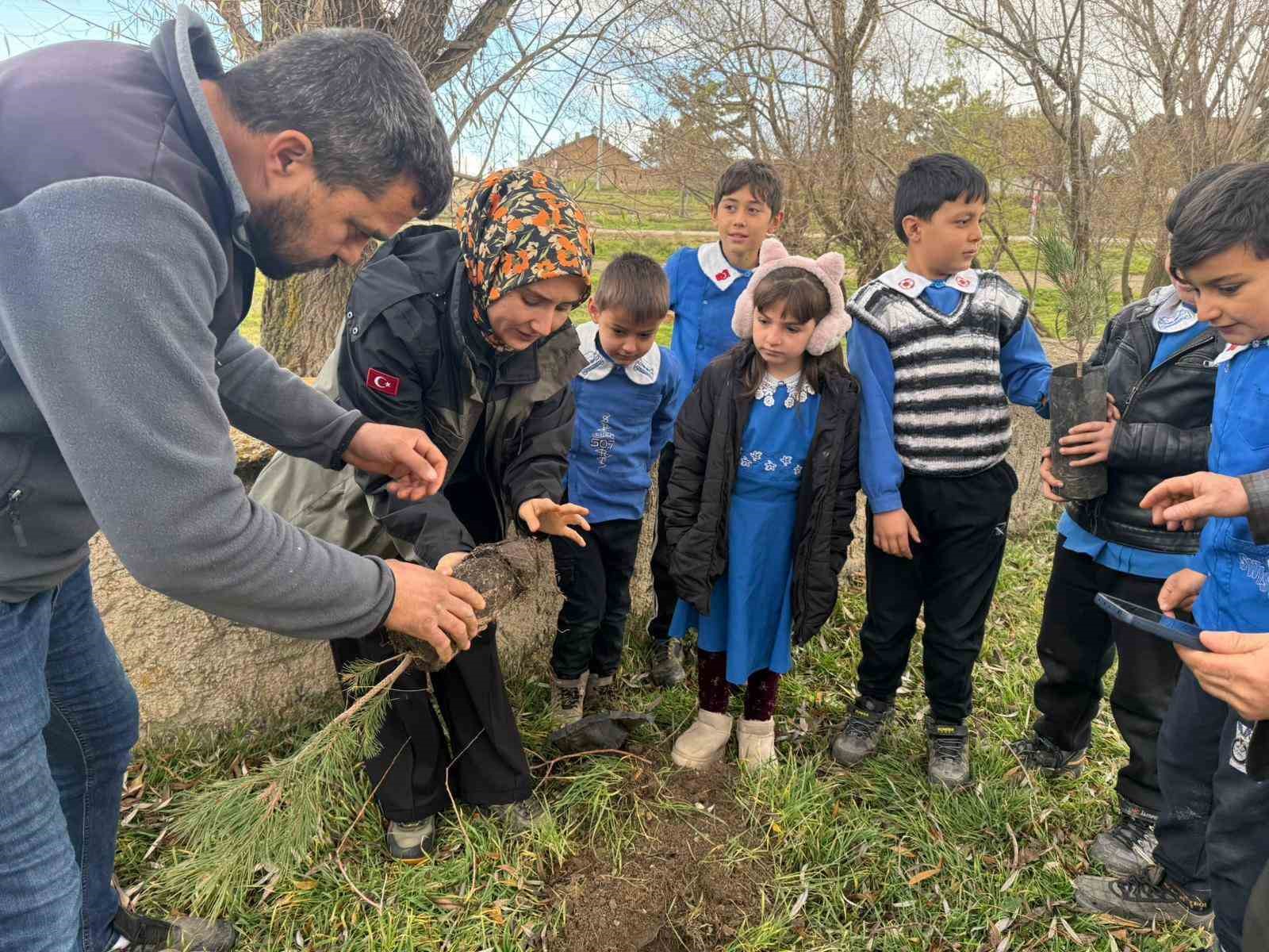 Altıntaş’ta öğrenciler fidanları toprakla buluşturdu