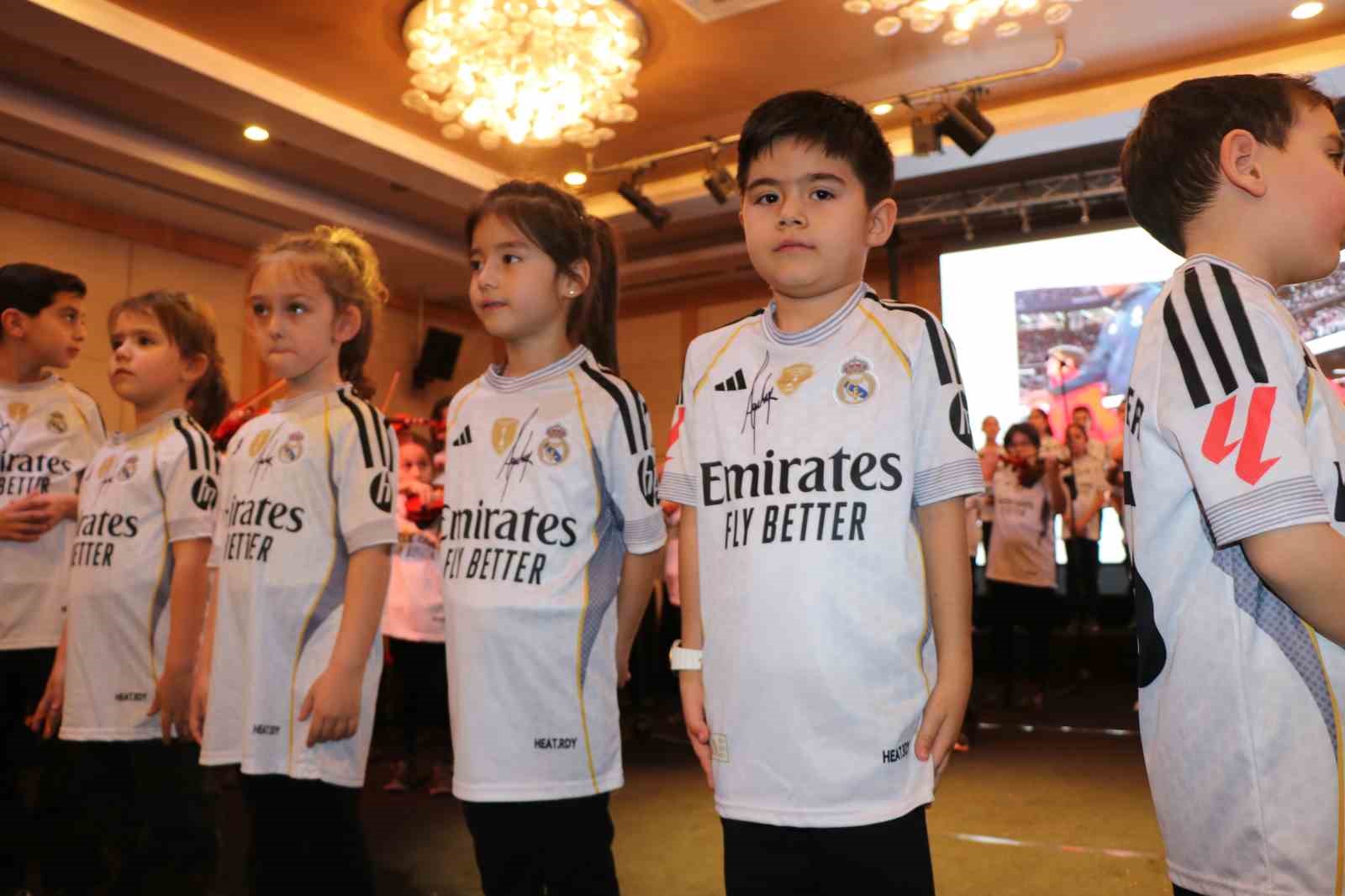 Sahne minik Arda Güler’lerle doldu: Güler ailesi göz yaşlarını tutamadı