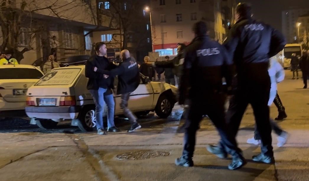 Kazada savrulan otomobil kaldırımdaki yayalara çarptı: 4 yaralı