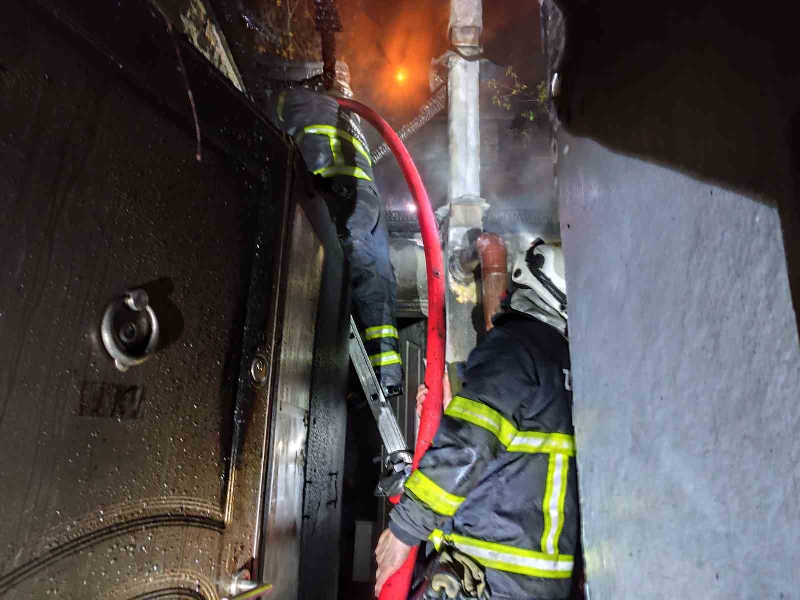 Zonguldak’ta alevler geceyi aydınlattı, itfaiye papağanı yangın ortasından kurtardı