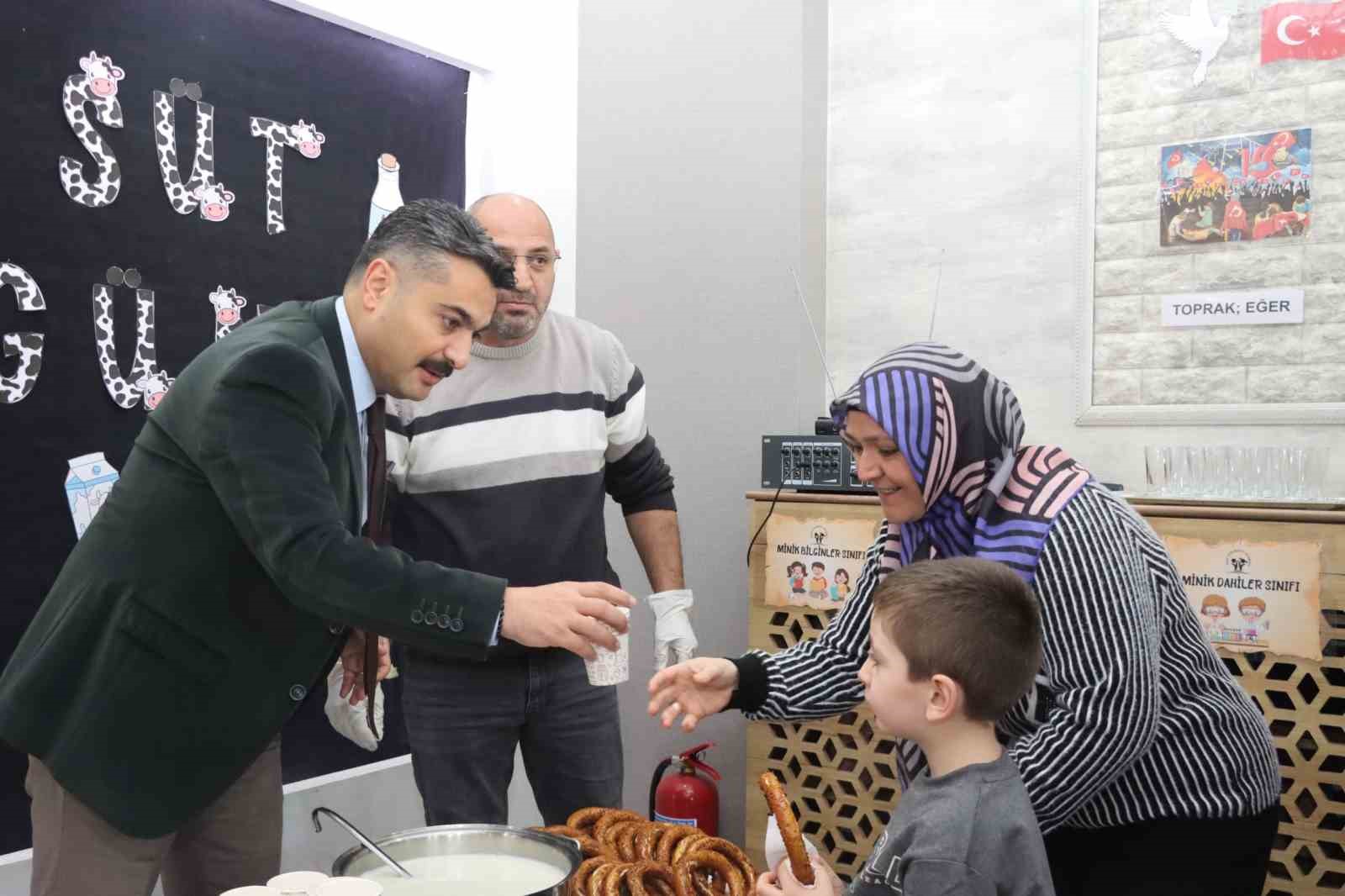 Öğrencilere süt ve simit ikramı