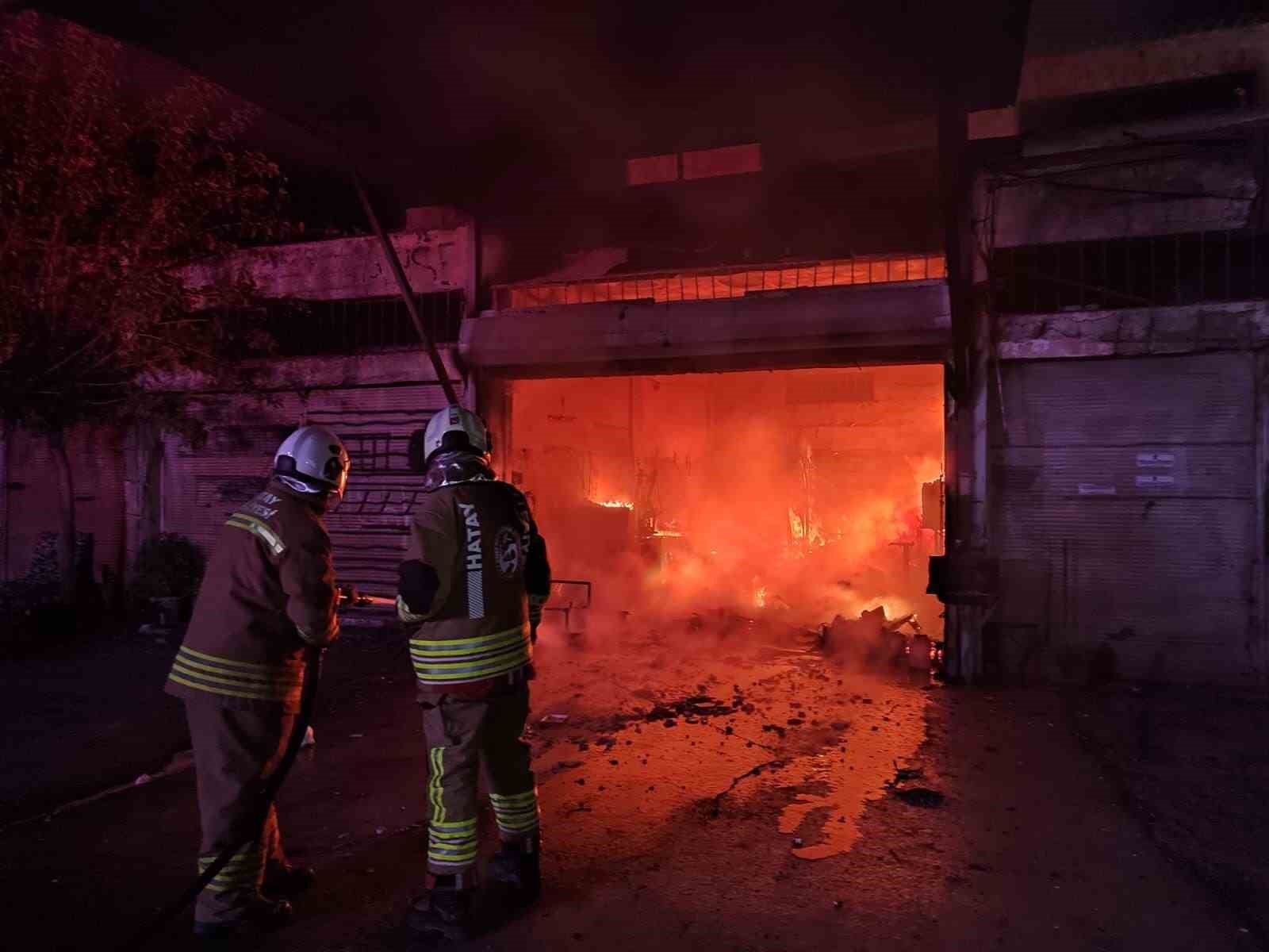 Dörtyol’da iş yeri alevlere teslim oldu