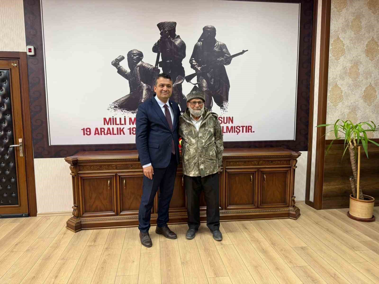 Mandalinaları Mehmetçiğe ulaştıran elmacı dede, Dörtyol’a selamla döndü