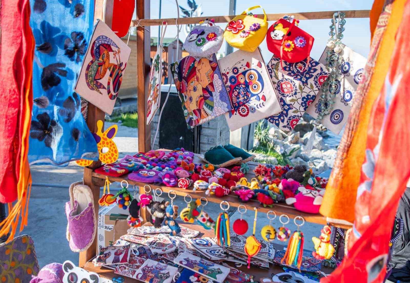 Kuşadası’nda kurulan yılbaşı pazarı rengarenk görünümüyle ilgi odağı oldu