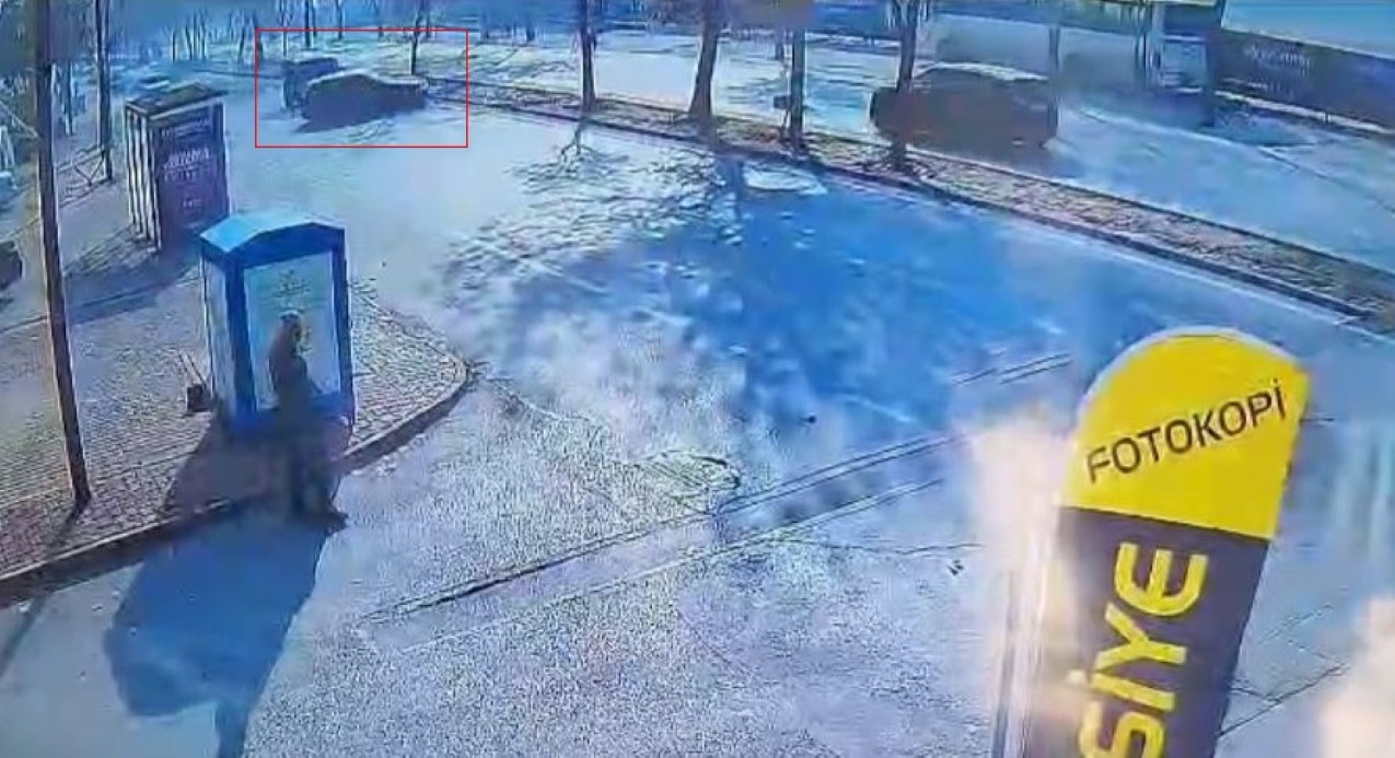 Makas atan otomobil ağaca çarpıp takla attı: 1 ölü