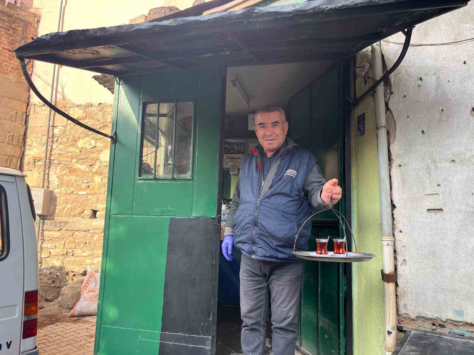 50 yıllık çay ocağında baba mesleğini sürdürüyor