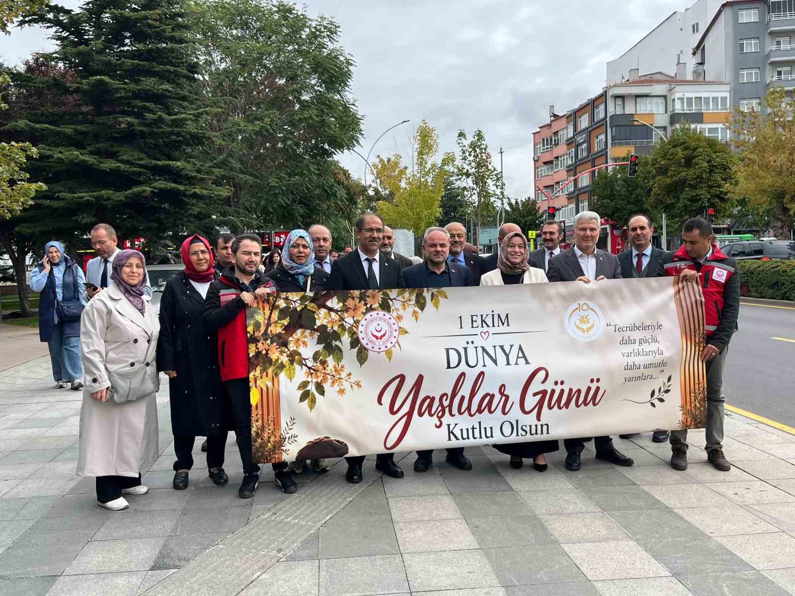 corum-da-yaslilar-icin-farkindalik-yuruyusu