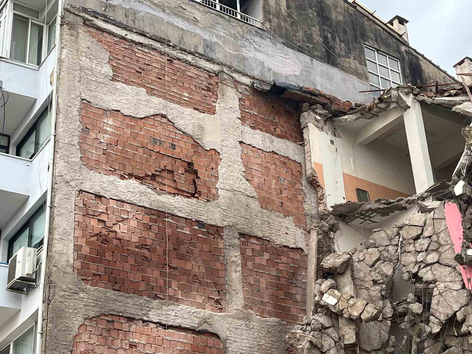 Balçova’da kentsel dönüşüm yıkımı: Komşu binada hasar oluştu