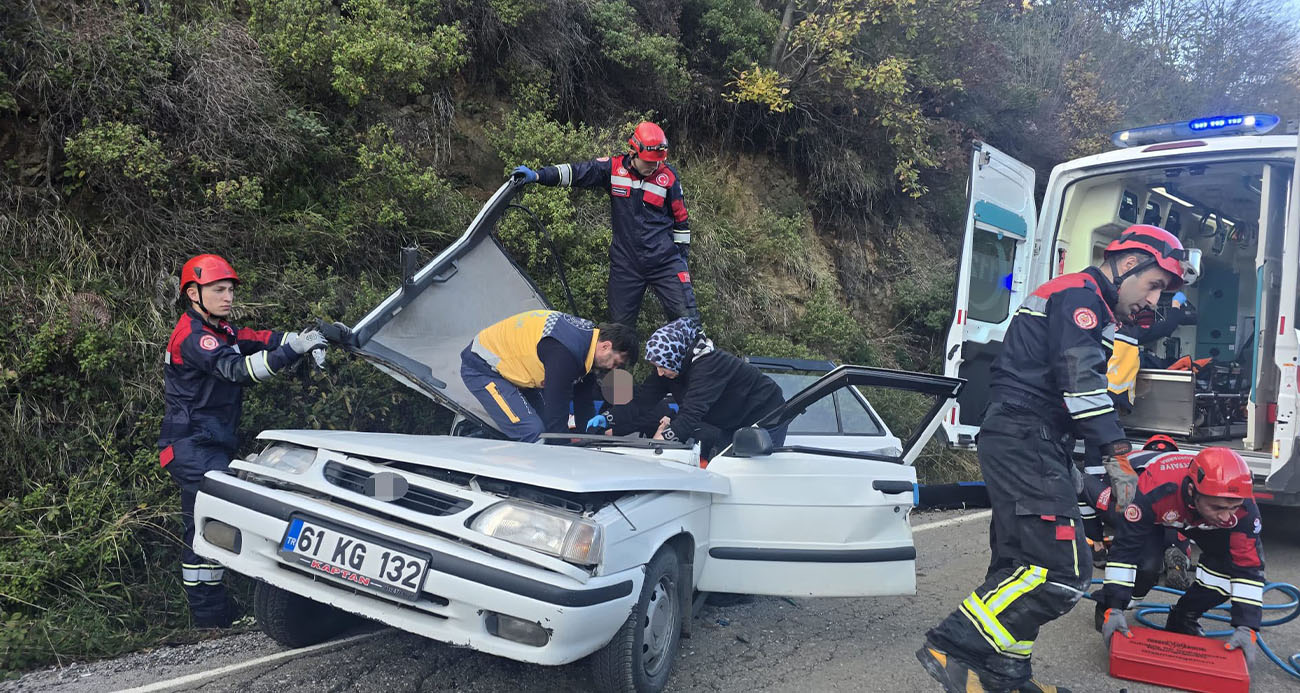 Kaya parçası otomobilin üzerine düştü: 5 yaralı