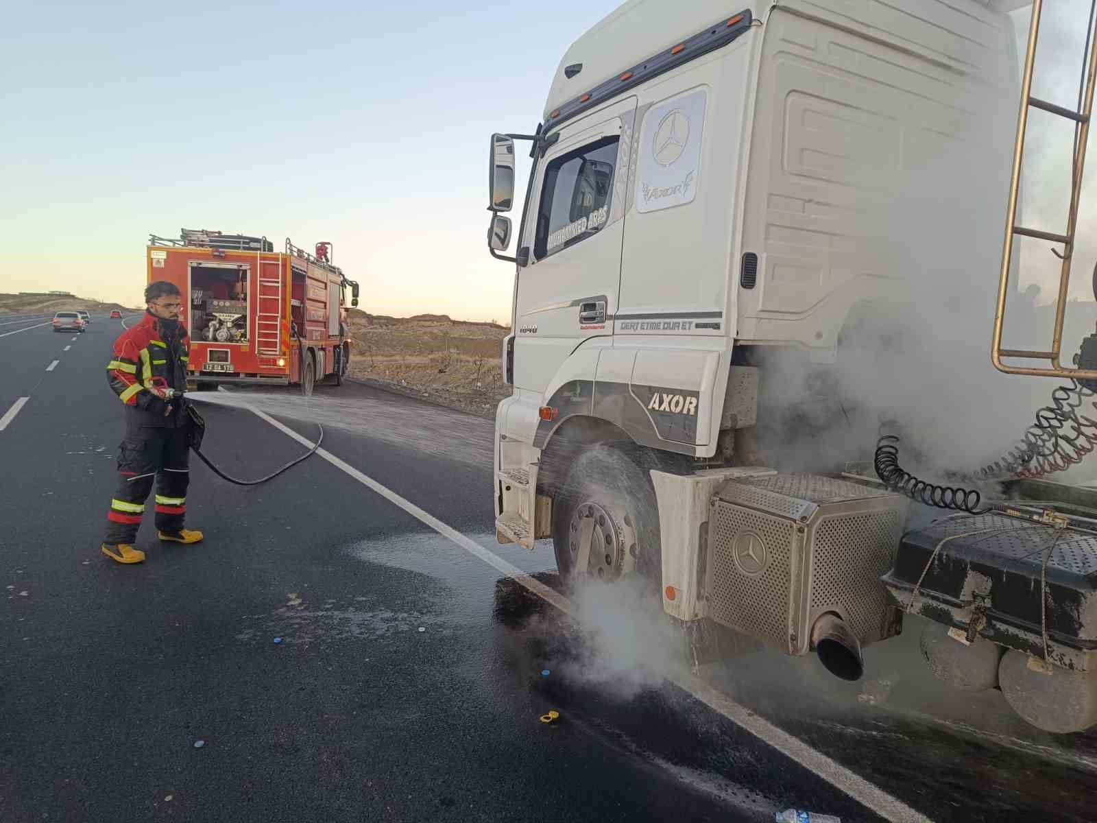 Bingöl’de seyir halindeki tırda yangın paniği: Facia son anda önlendi