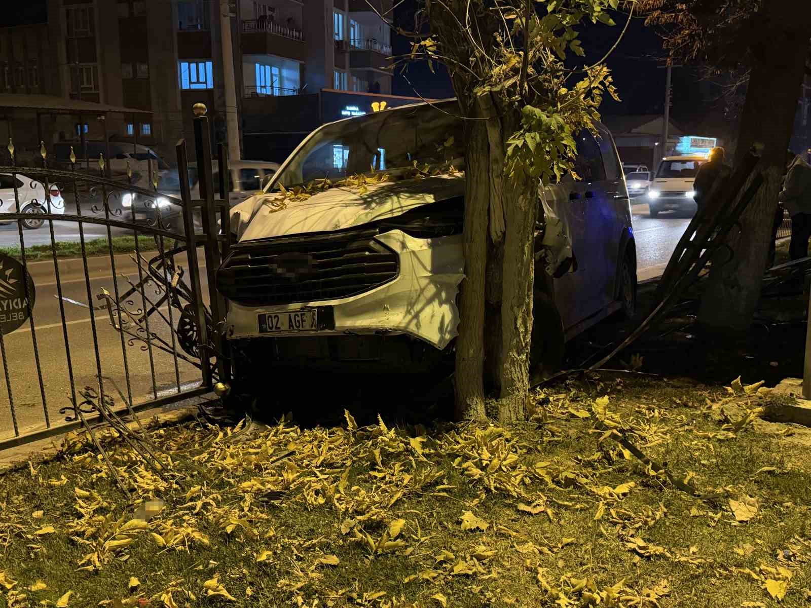 Kontrolden çıkan minibüs, refüjdeki ağaca çarparak durabildi