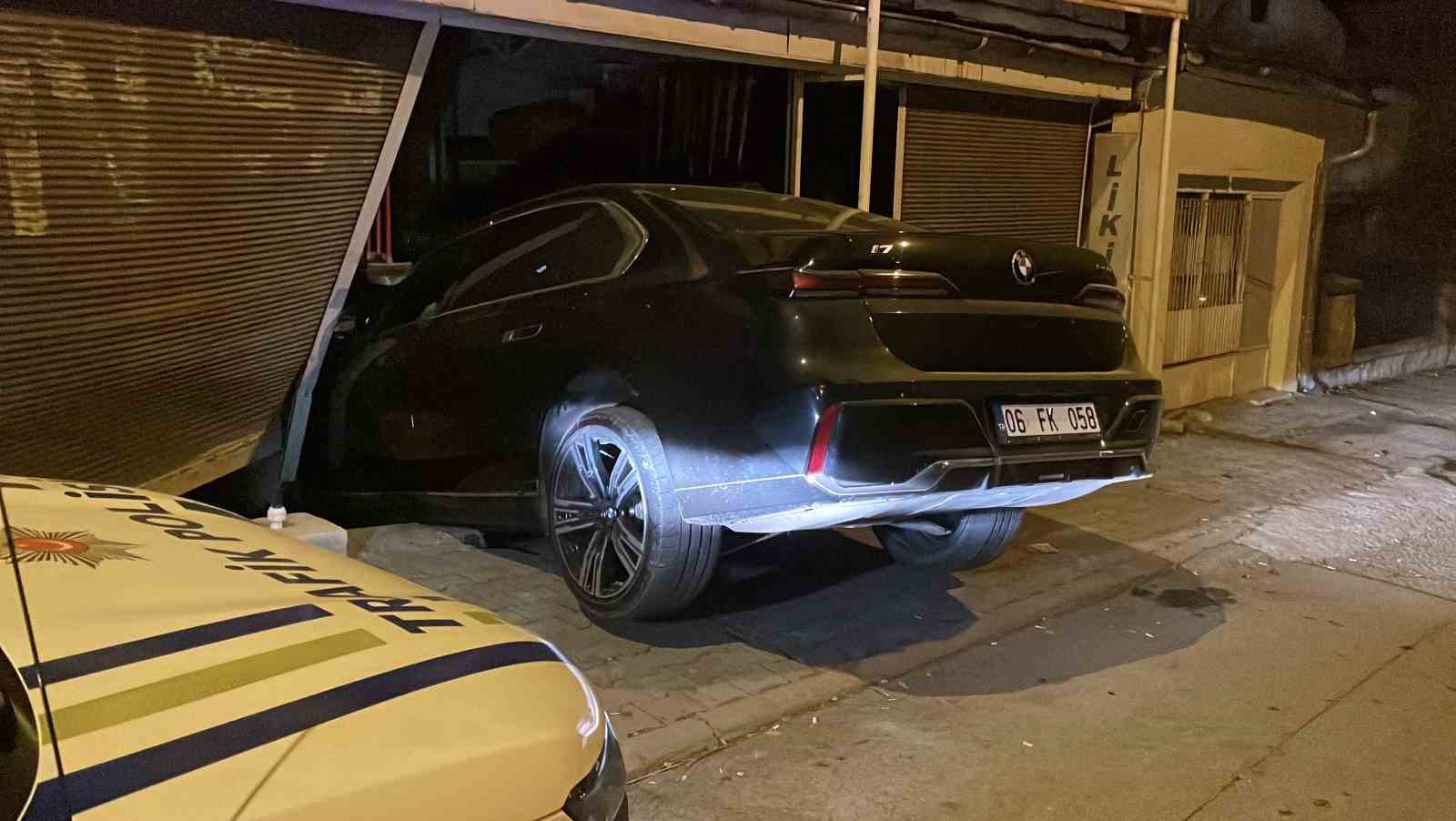 Sivas’ta fren yerine gaza basan sürücü, markete girdi