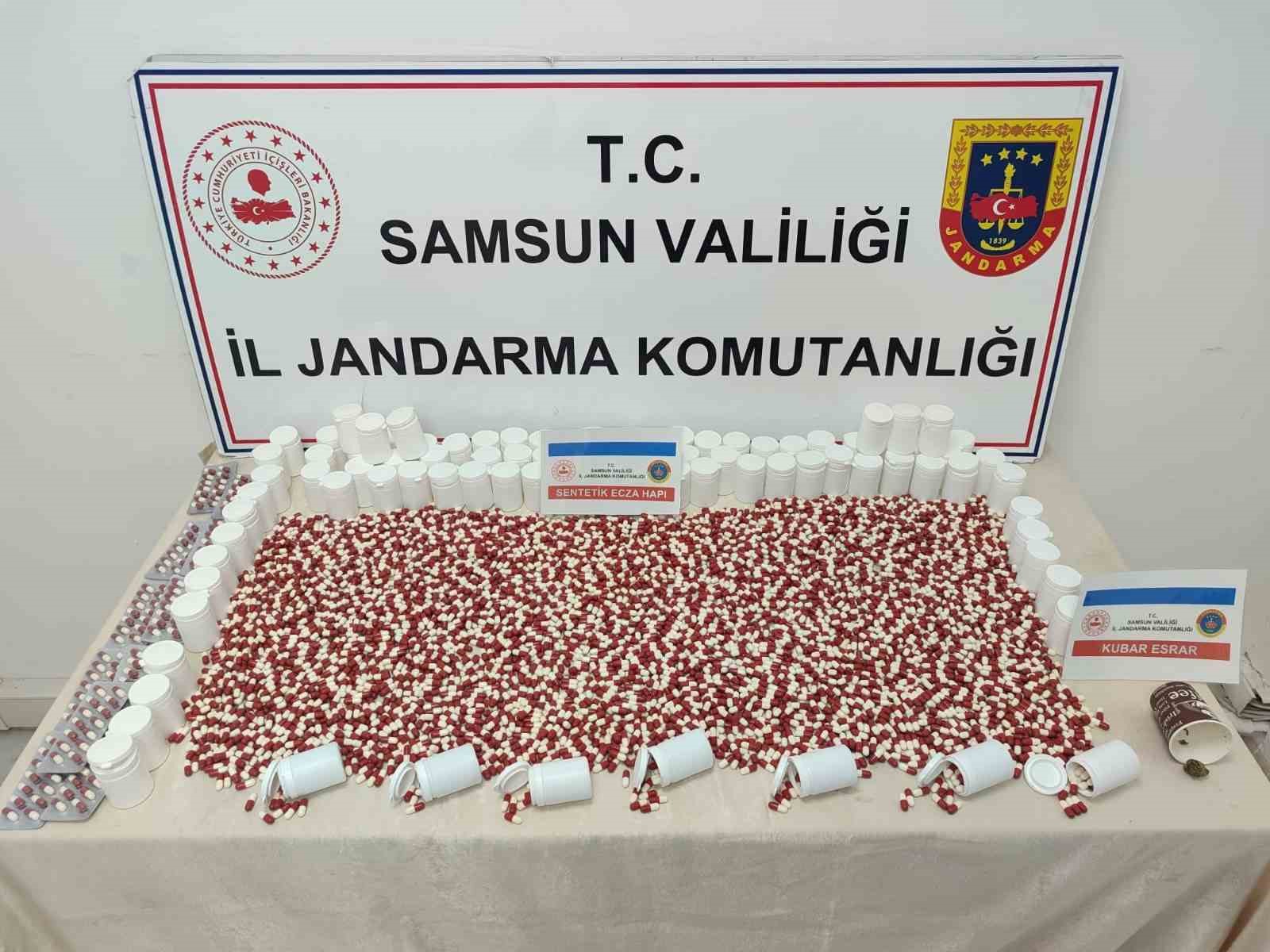 Apartman yöneticisi jandarma tarafından 7 bin uyuşturucu hapla yakalandı