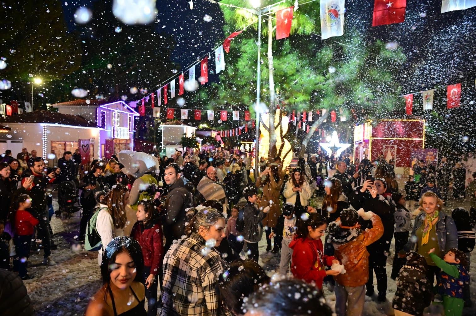 Kepez’de yeni yıl heyecanı suni kar yağışıyla başladı