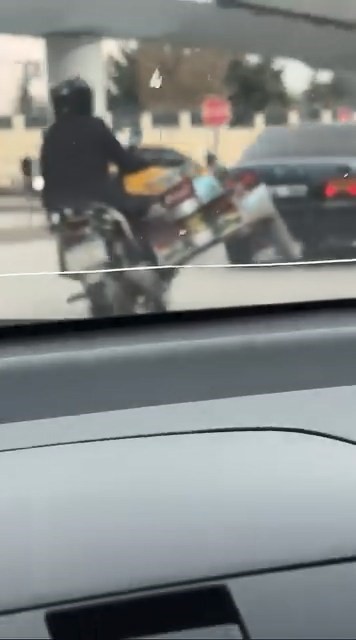 Tüp yüklü motosikletle tehlikeli hareketler kamerada