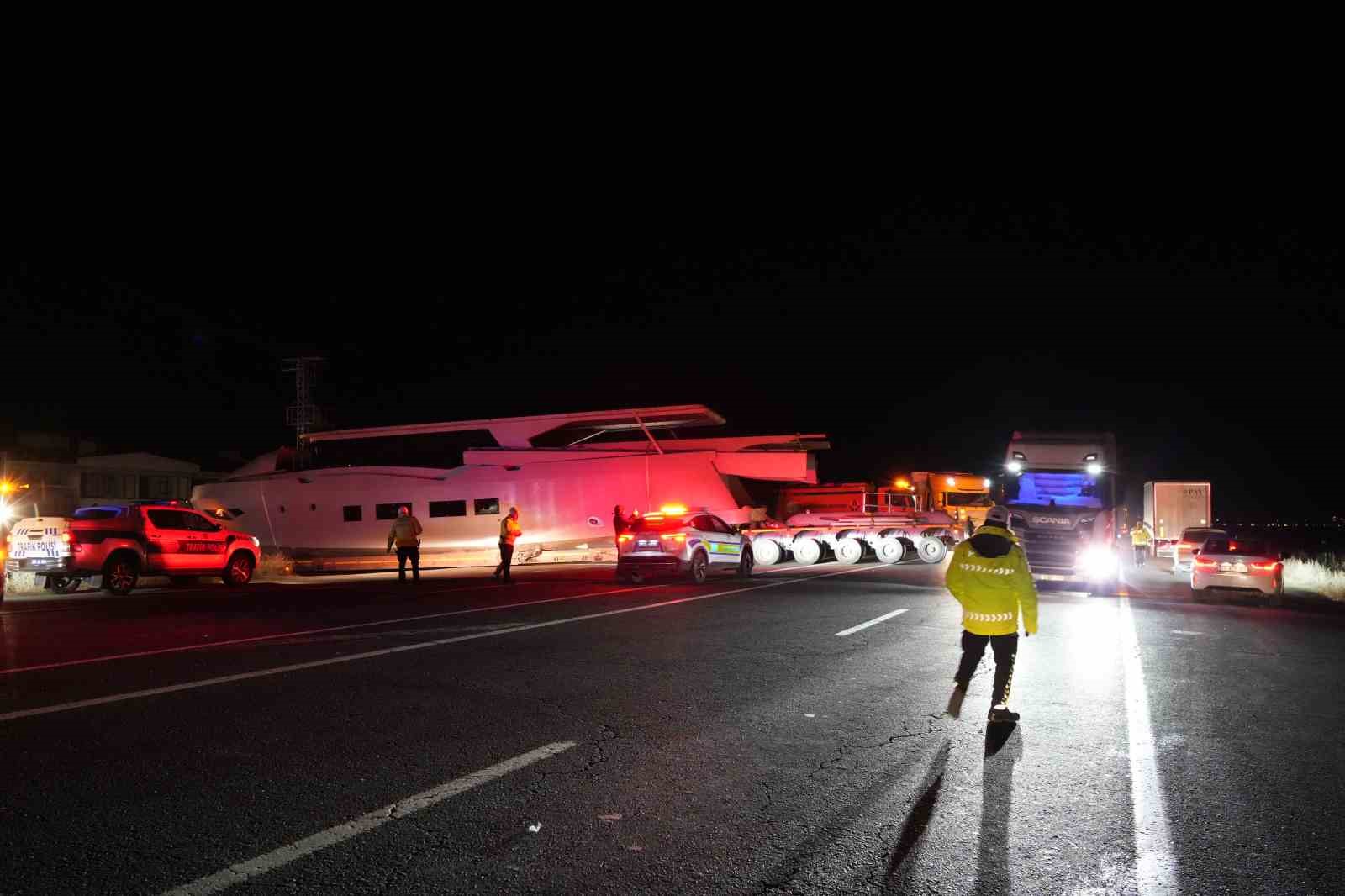 Erzurum’da yat yüklü tır karayolunu kapattı: Karşılarında yatı görenler şaşırdı