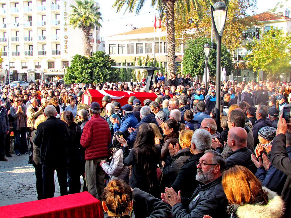 Çeşme’nin eski Belediye Başkanı Tütüncüoğlu, son yolculuğuna uğurlandı