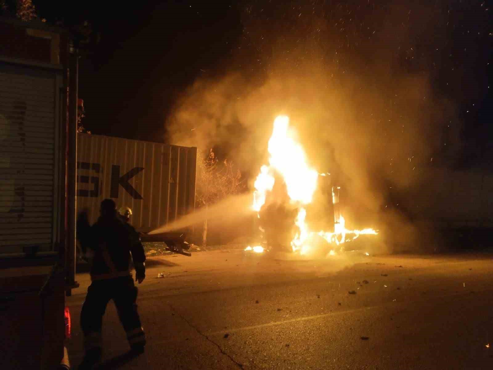 Hatay’da alevlere teslim olan tır kullanılamaz hale geldi