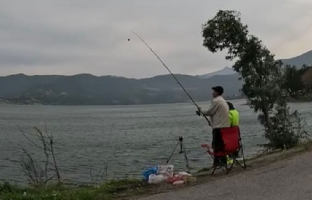 Derbent Barajı’nda 300 amatör balıkçı gökkuşağı alabalığı için yarıştı