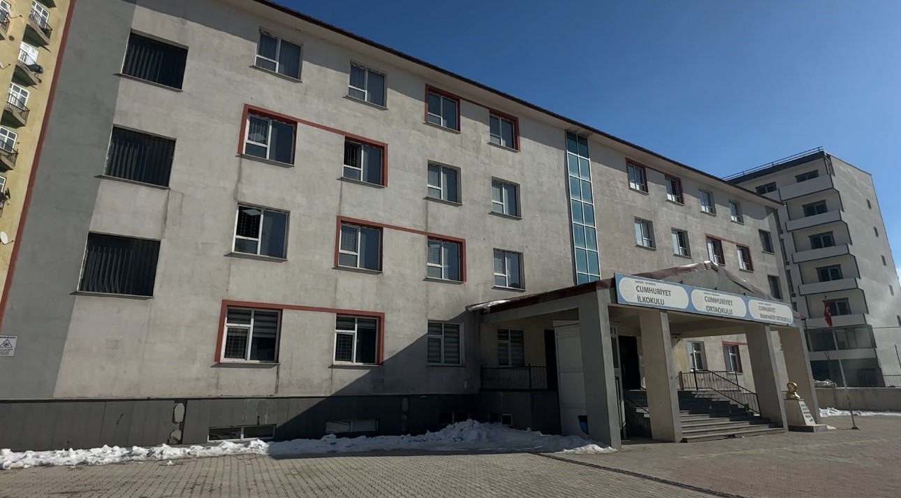 Yüksekova’da örnek uygulama: Okulun pencereleri güvenli hale getirildi