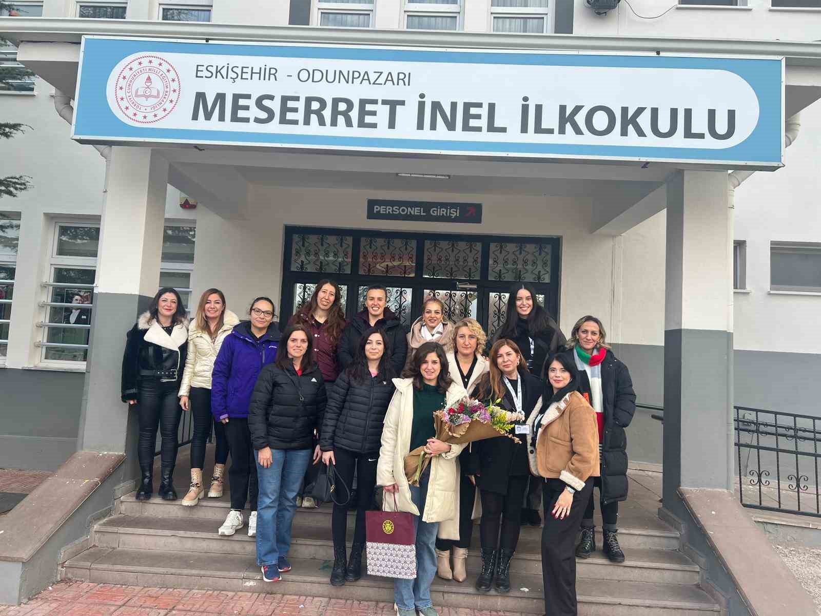 Oyuncu Sanem Yelez Akpınar, öğrenci velileriyle bir araya geldi