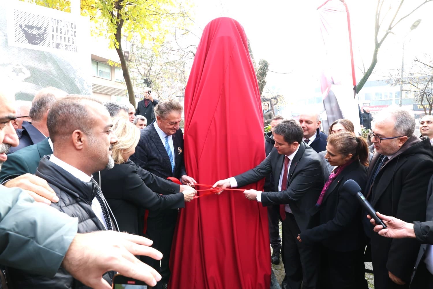 Osmangazi’de Şehit Kubilay Anıtı açıldı