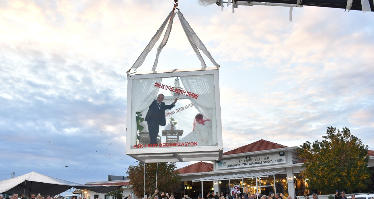 Fethiye’de sıra dışı düğün: Gelin ve damat cam vitrinde