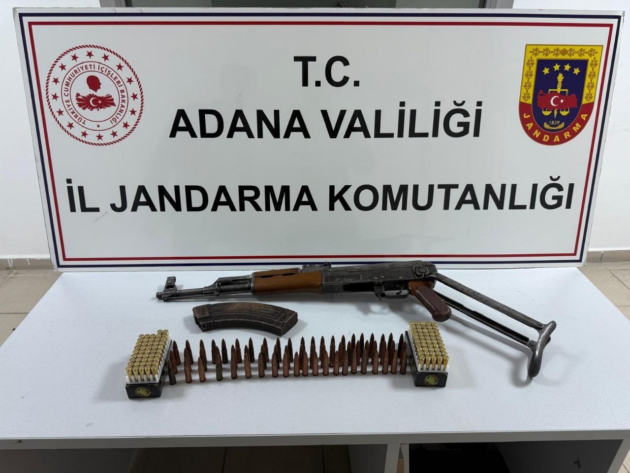 Adana’da uzun namlulu silahla yakalanan 2 şüpheli tutuklandı
