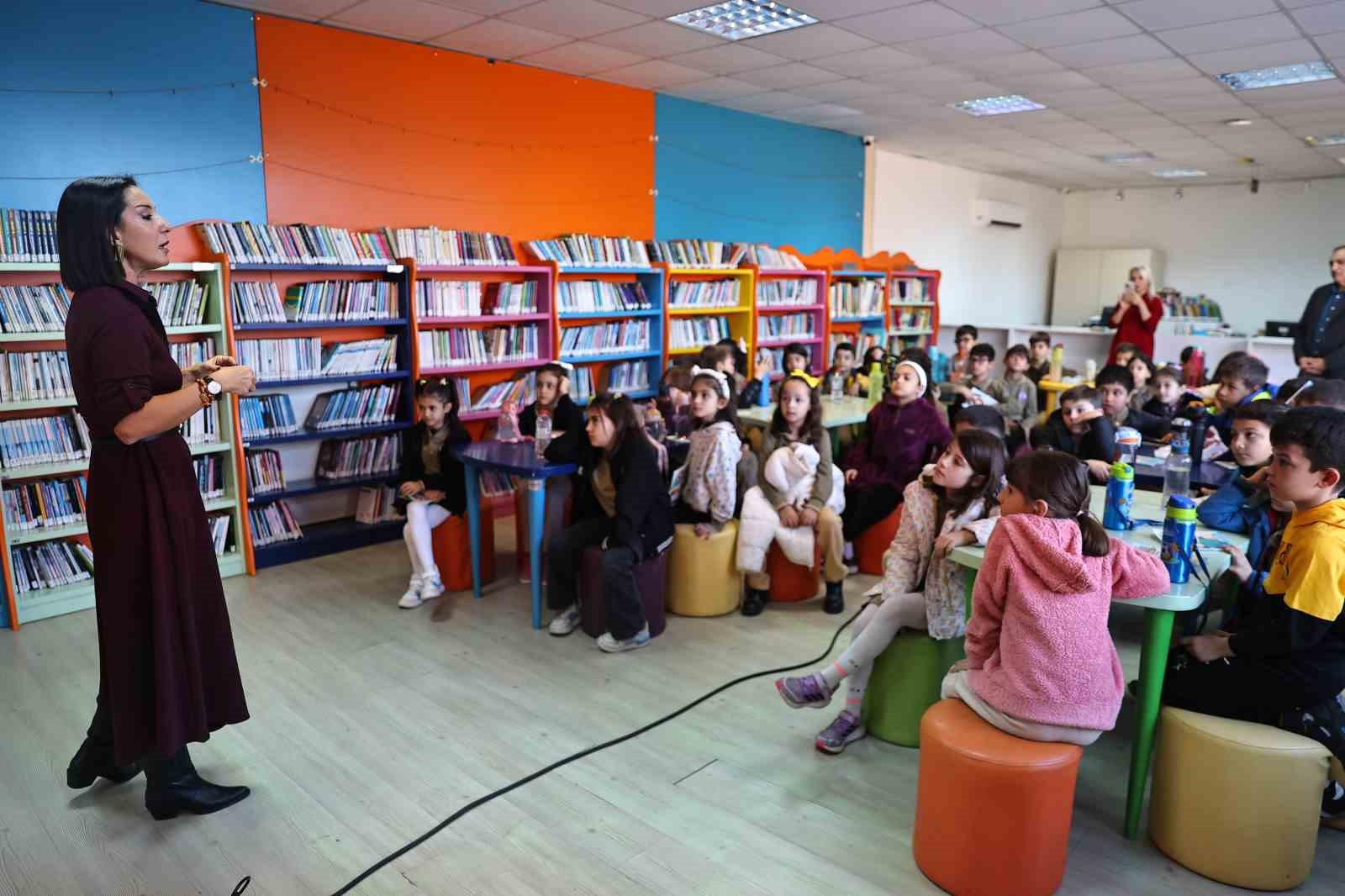 Doğan Hızlan Kütüphanesi’nde imza etkinliği