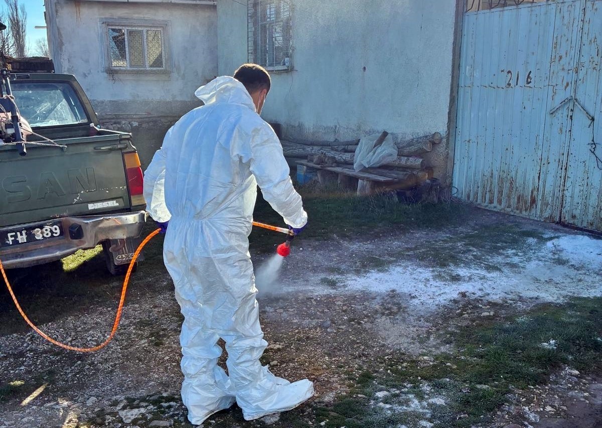 Çavdarhisar’da hayvan işletmelerinde salgın hastalıklara karşı dezenfeksiyon