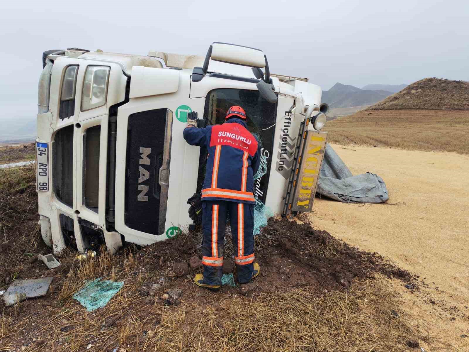 Çorum’da devrilen tırın sürücüsü yaralandı