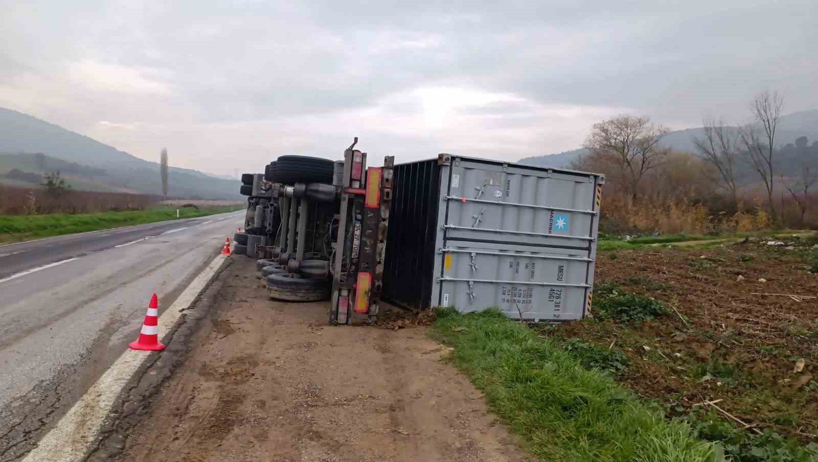 Bilecik’te devrilen tırın sürücüsü yaralandı
