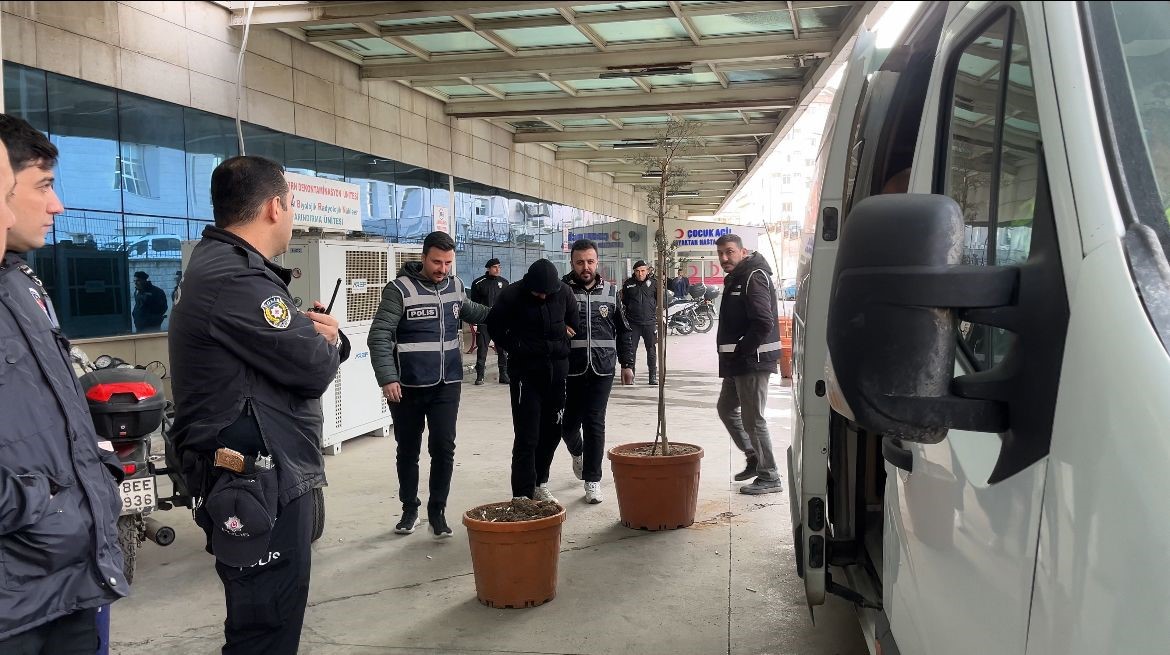 Uyuşturucu kullananların tahlillerini değiştirdikleri iddiasıyla gözaltına alınan 30 şüpheli adliyeye sevk edildi