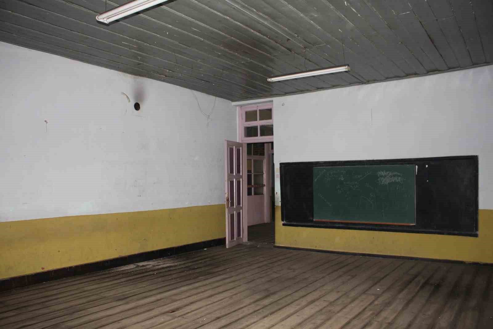 Demirci’nin köklü halıcılığı tarihi okulda yaşatılacak