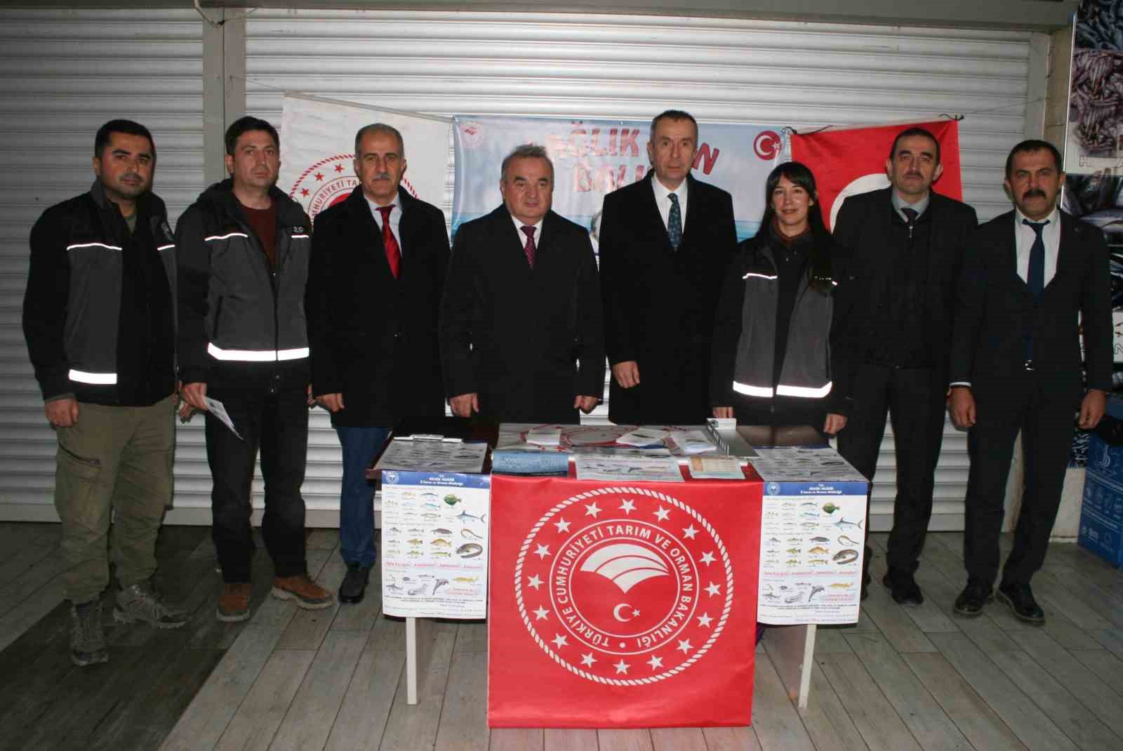 Vatandaşları bilgilendirmek için pazarda 