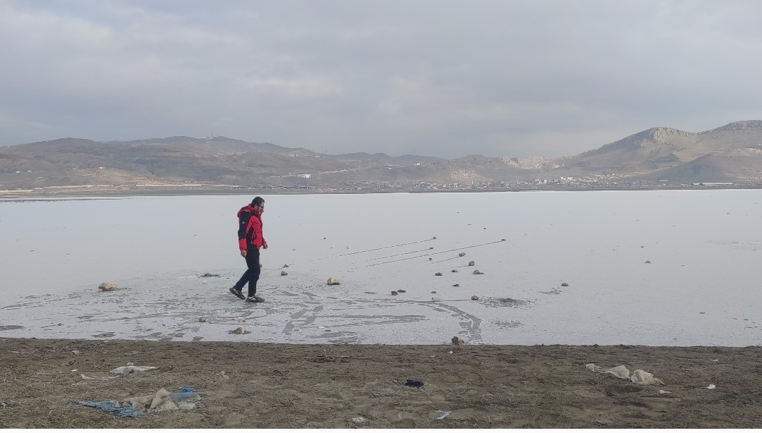 Van’da Sibirya soğukları: Sıhke Göleti’nin yüzeyi buz tuttu