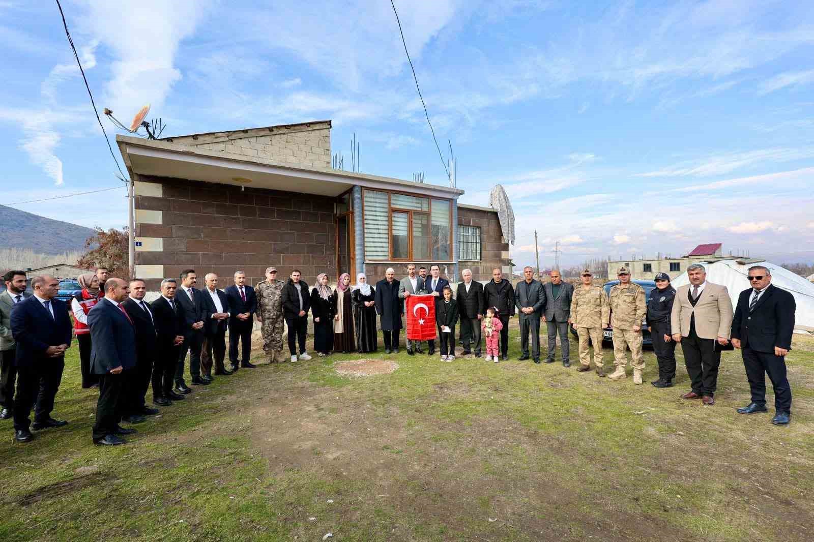 Vali Karakaya’dan şehit ailesine ziyaret