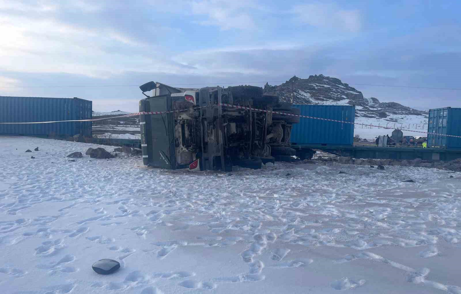 Kars’ta yük treni kamyon ile çarpıştı: 1 ölü