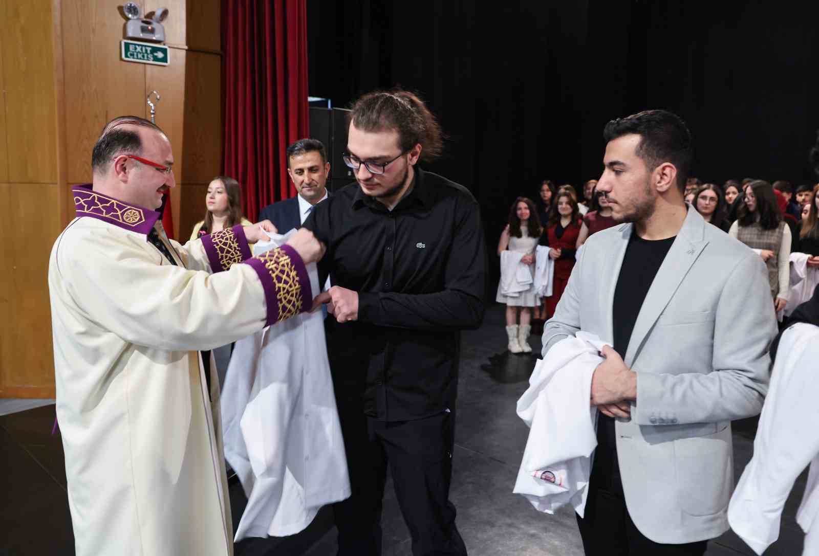 Atatürk Üniversitesi Tıp Fakültesinde beyaz önlük heyecanı
