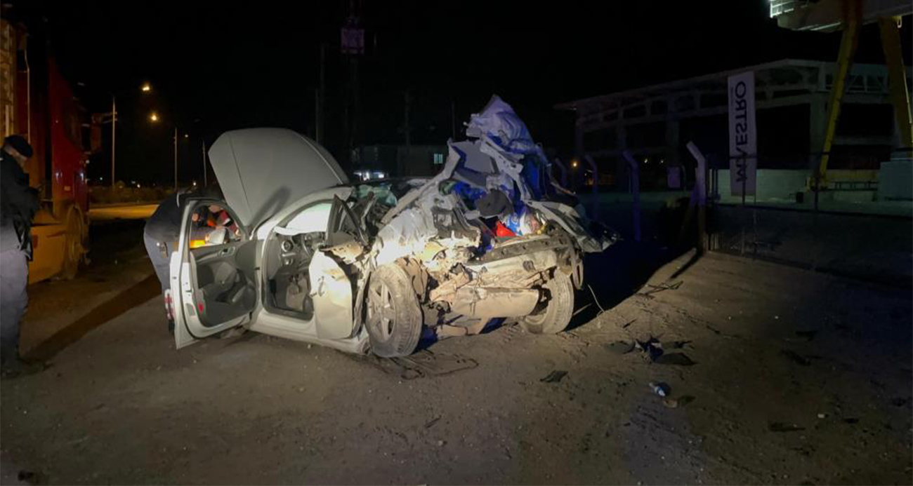 Menteşe’de tıra arkadan çarpan otomobil, hurda yığınına döndü: 1 ölü, 1 ağır yaralı