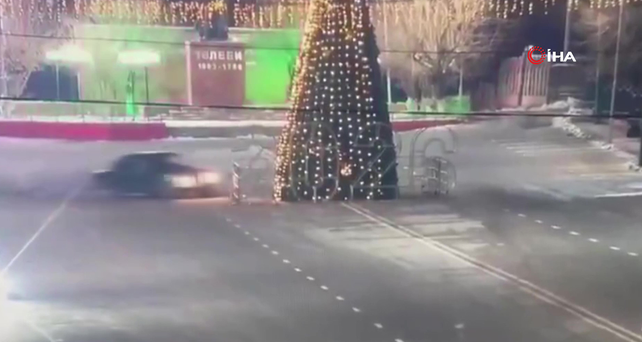 Kazakistan’da drift yapan sürücü 12 metrelik yılbaşı ağacı devirdi