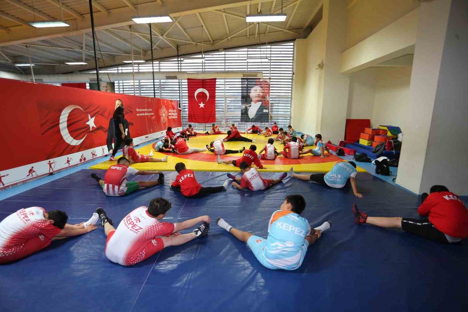 Geleceğin güreşçileri Kepez’de yetişiyor