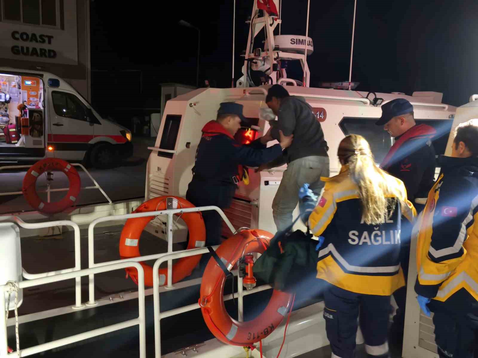 Balıkçı teknesinde yaralanan vatandaşa Sahil Güvenlikten tıbbi tahliye
