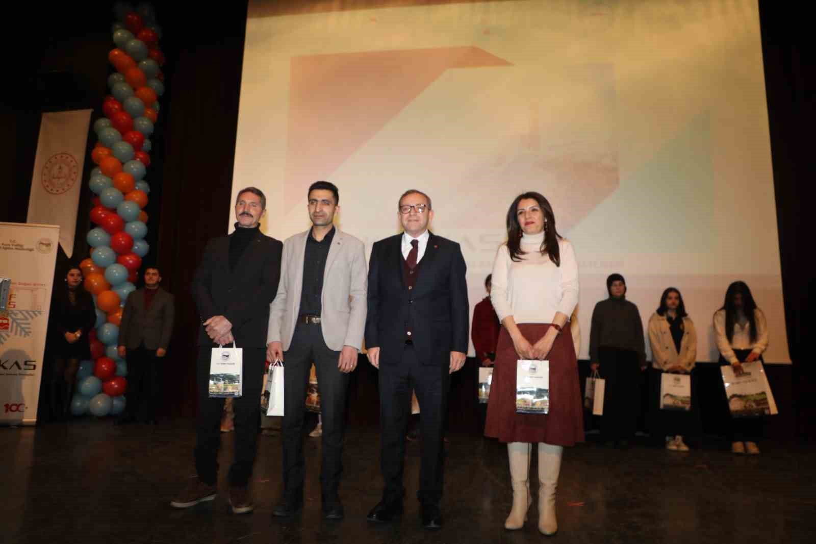 Kars’ta en çok kitap okuyanlara ödülleri verildi