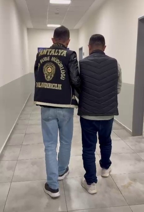 Kendisini polis olarak tanıtan dolandırıcı tutuklandı