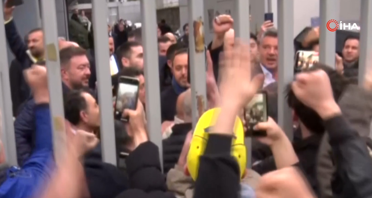 Sadettin Saran, stat önünde bekleyen taraftarları selamladı