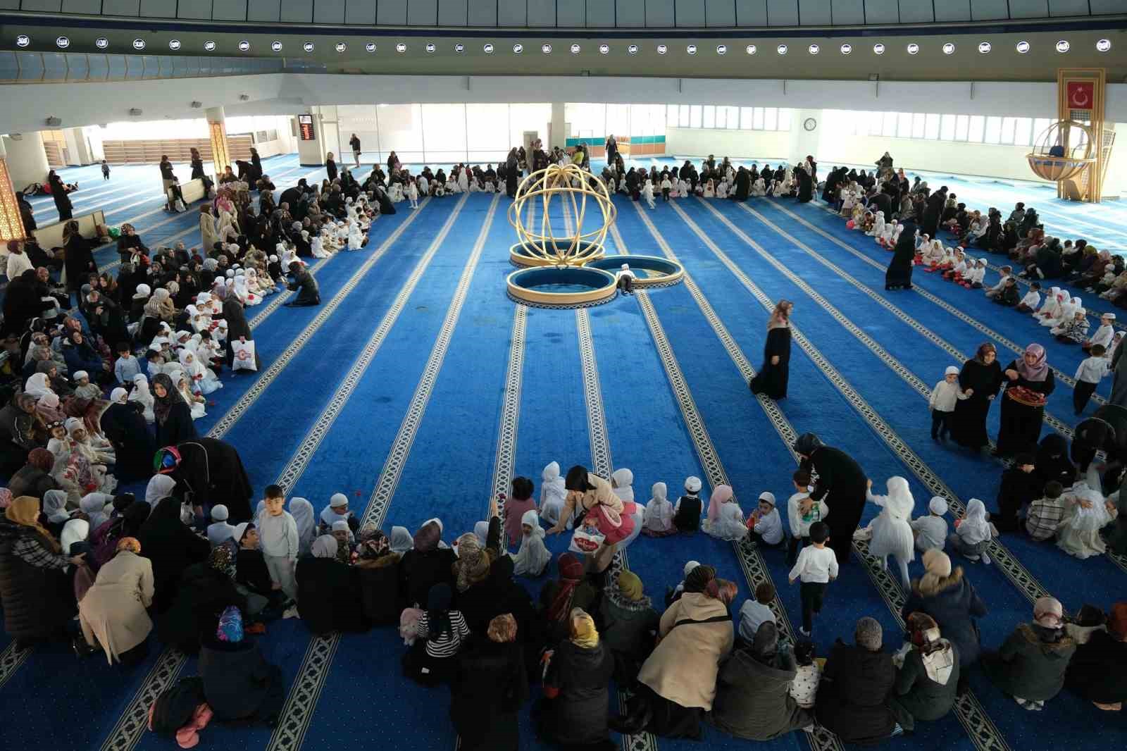 Terzibaba Camii’nde miniklerin 