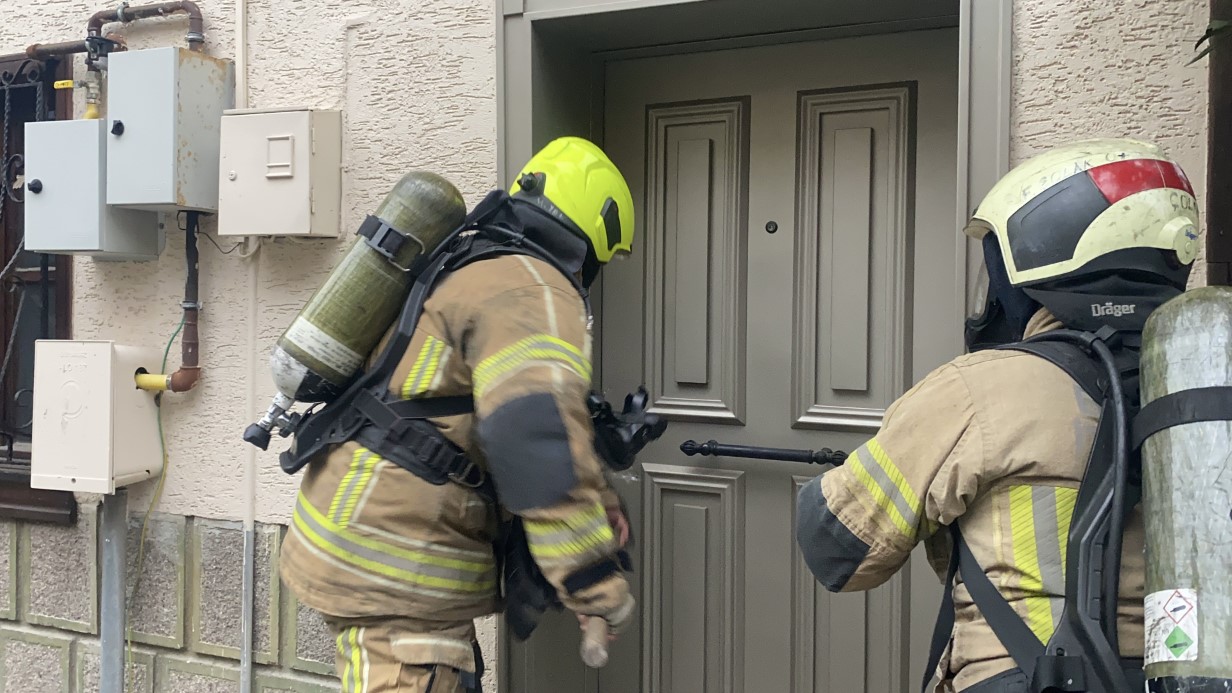 Bursa’da ev yangını: İtfaiye akvaryumdaki balıklar kurtarıldı