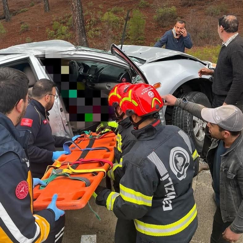 Yoldan çıkan araç ağaca çarptı; 1 ölü, 1 yaralı